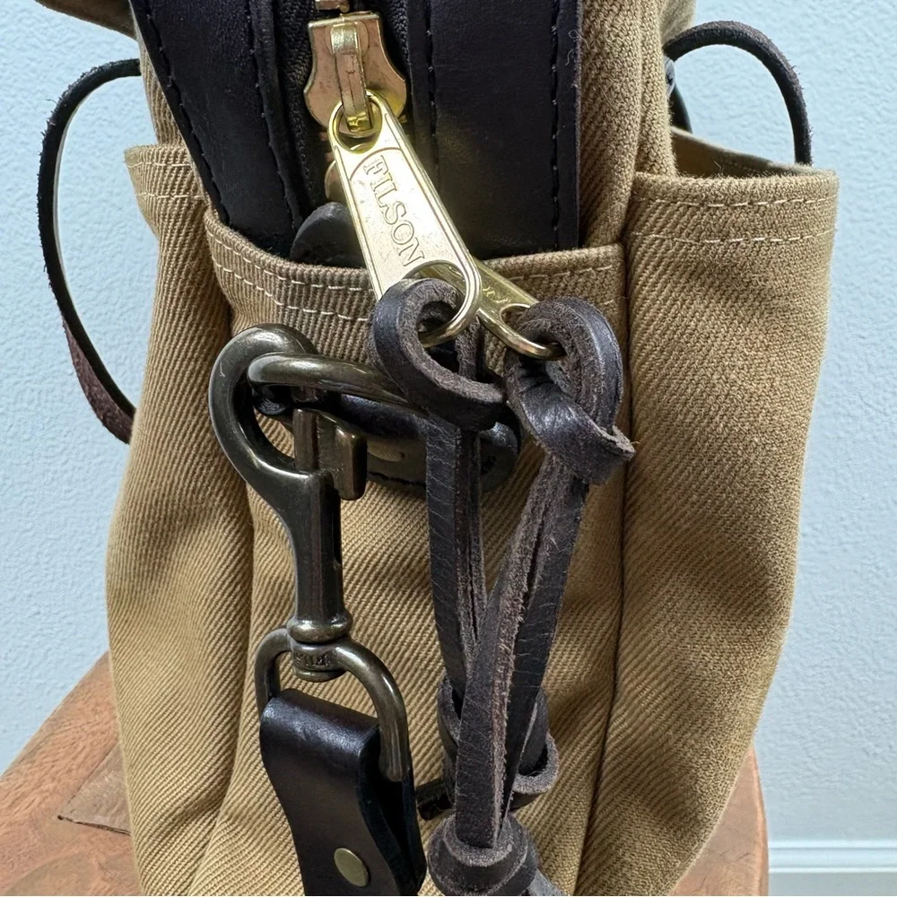Filson Original Twill Briefcase
Discreet tag/ inside flap - Picture 12 of 14